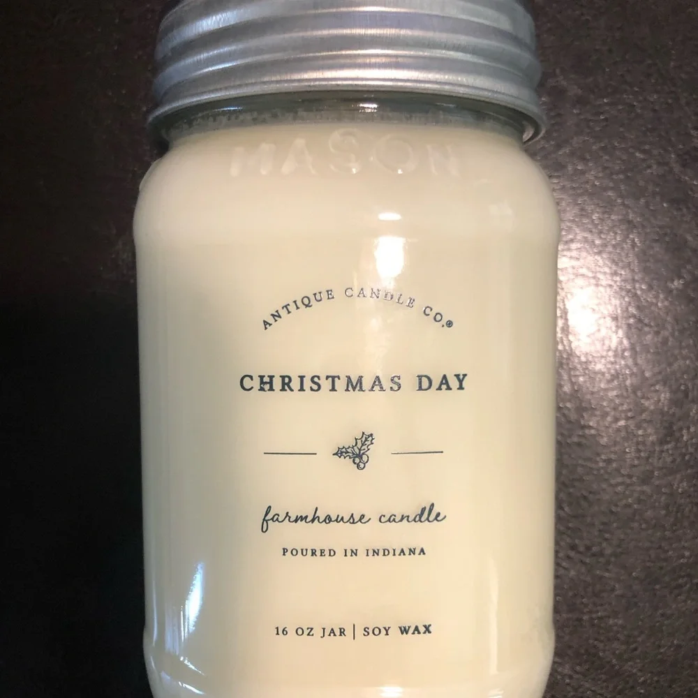 Antique Candle Co. Christmas Day Soy Candle - Picture 1 of 2